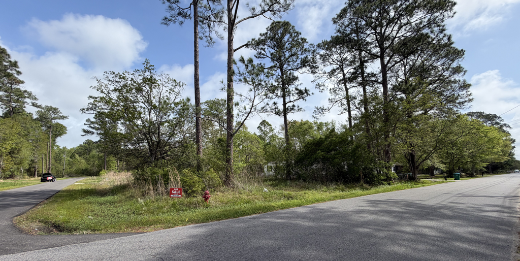 7412 Pineview Dr, Gautier, MS 39553