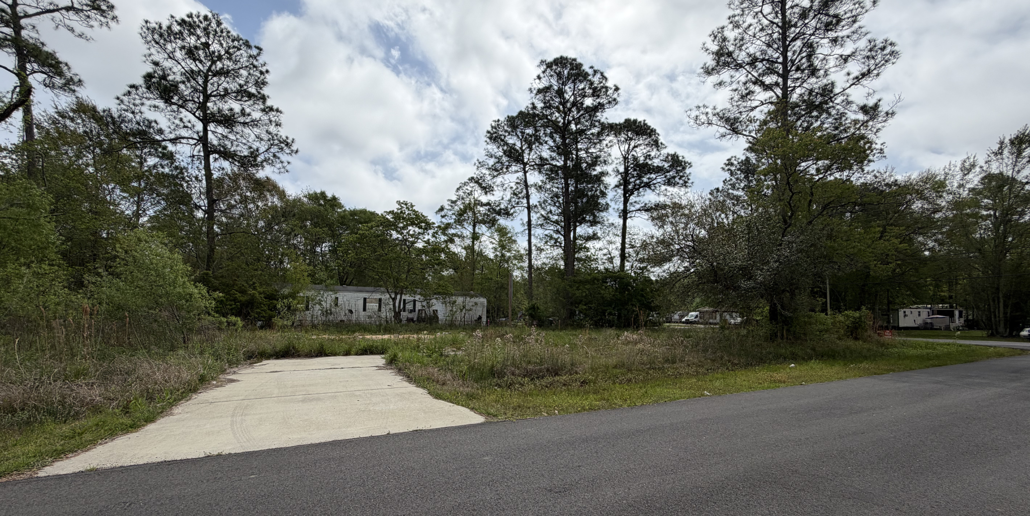 7412 Pineview Dr, Gautier, MS 39553