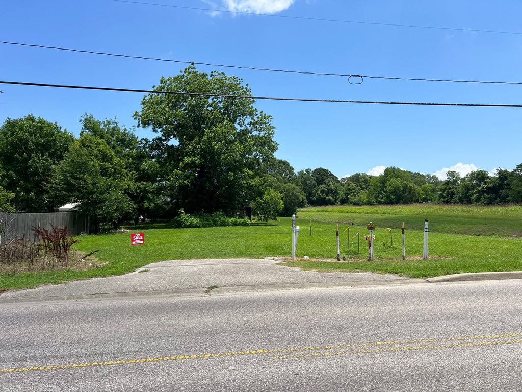 490 Ferry Dr, Bridge City, TX 77611