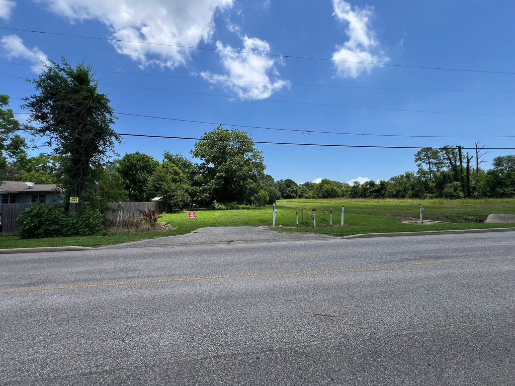 490 Ferry Dr, Bridge City, TX 77611