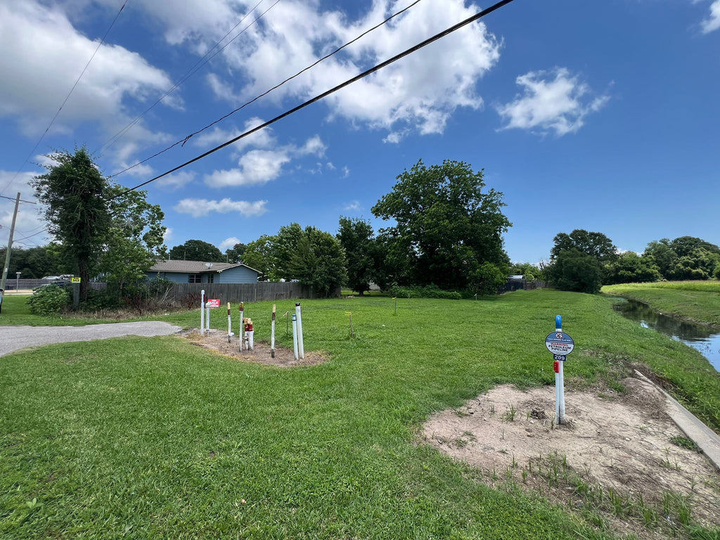 490 Ferry Dr, Bridge City, TX 77611